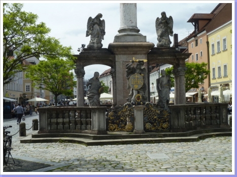 Theresienplatz , Sockel der Dreifaltigkeits-Säule Theresienplatz , Sockel der Dreifaltigkeits-Säule